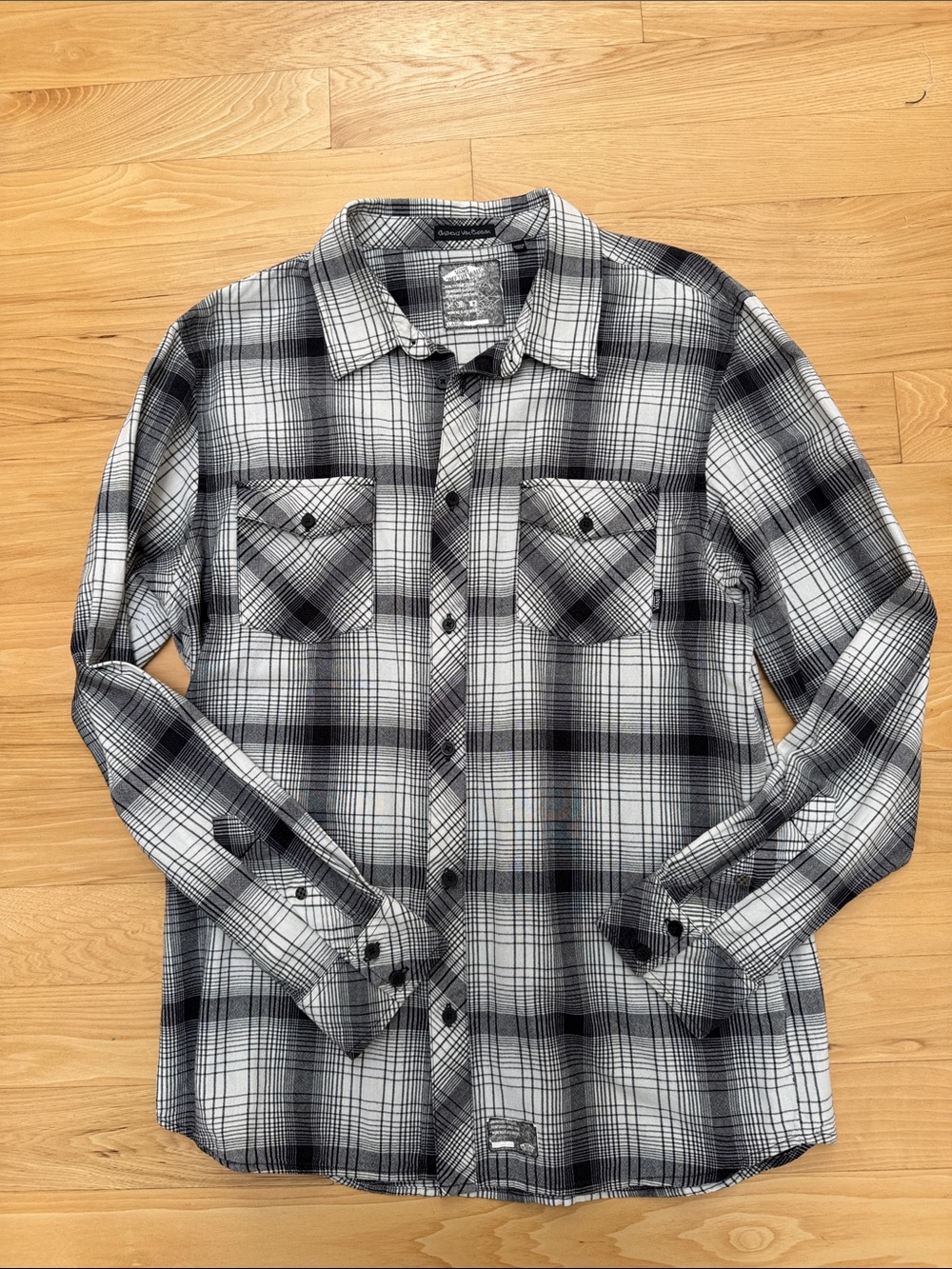 Vans “Off the Wall” black and white plaid 100% cotton button down shirt L EUC